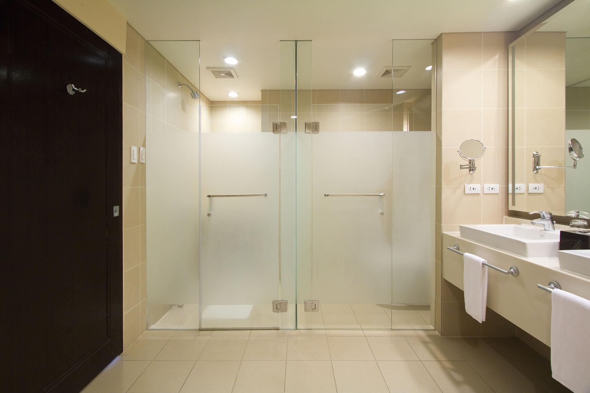 Taal Vista Hotel Tagaytay City Kültér fotó A walk-in shower