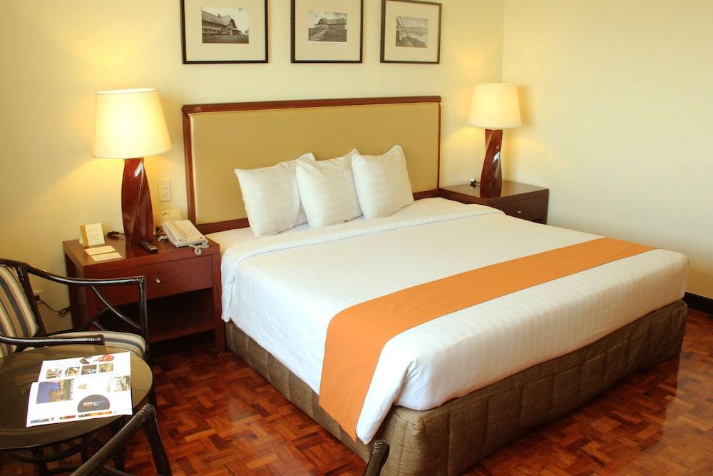 Taal Vista Hotel Tagaytay City Kültér fotó A room at the hotel