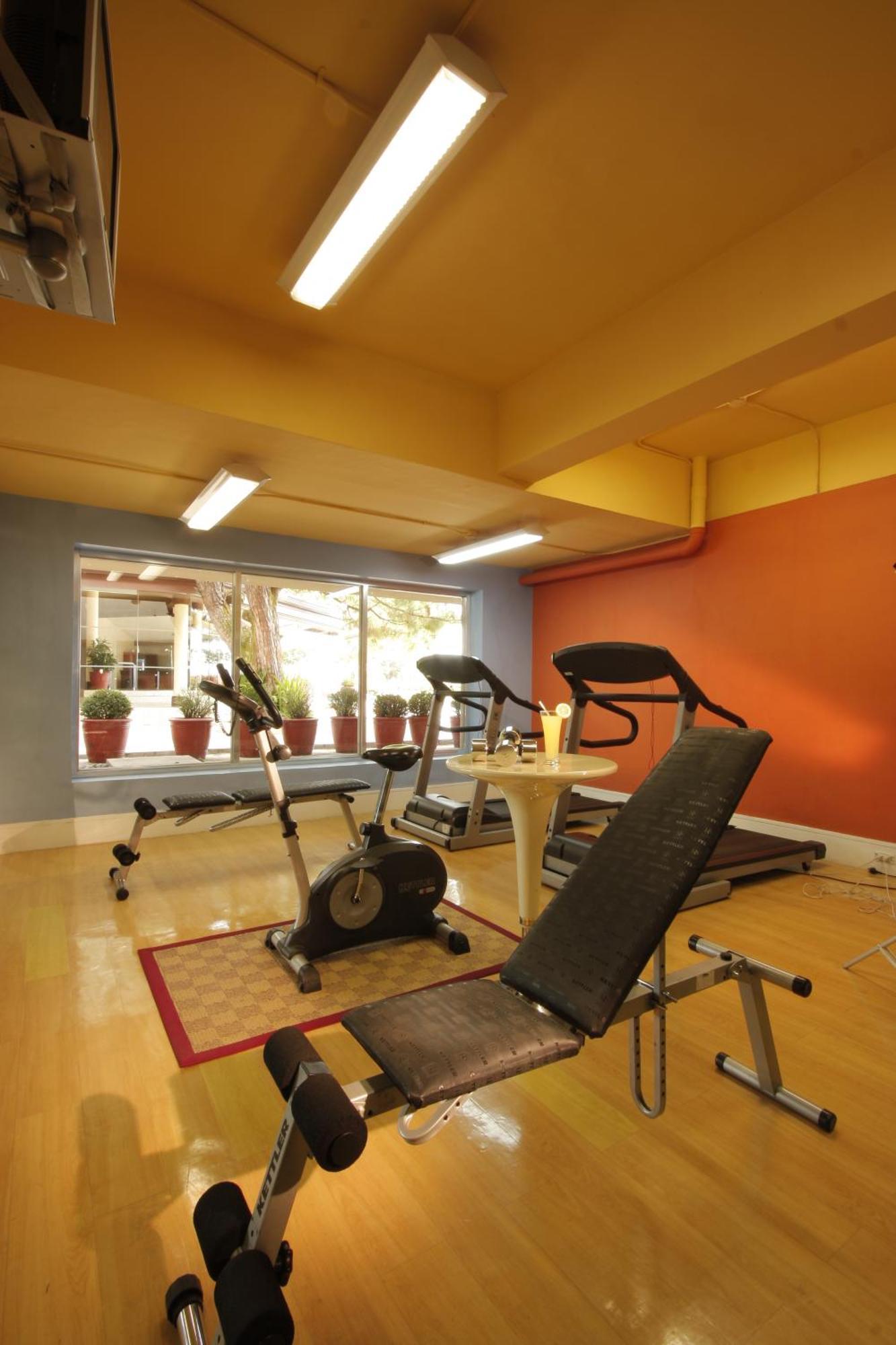 Taal Vista Hotel Tagaytay City Kültér fotó The gym at the hotel