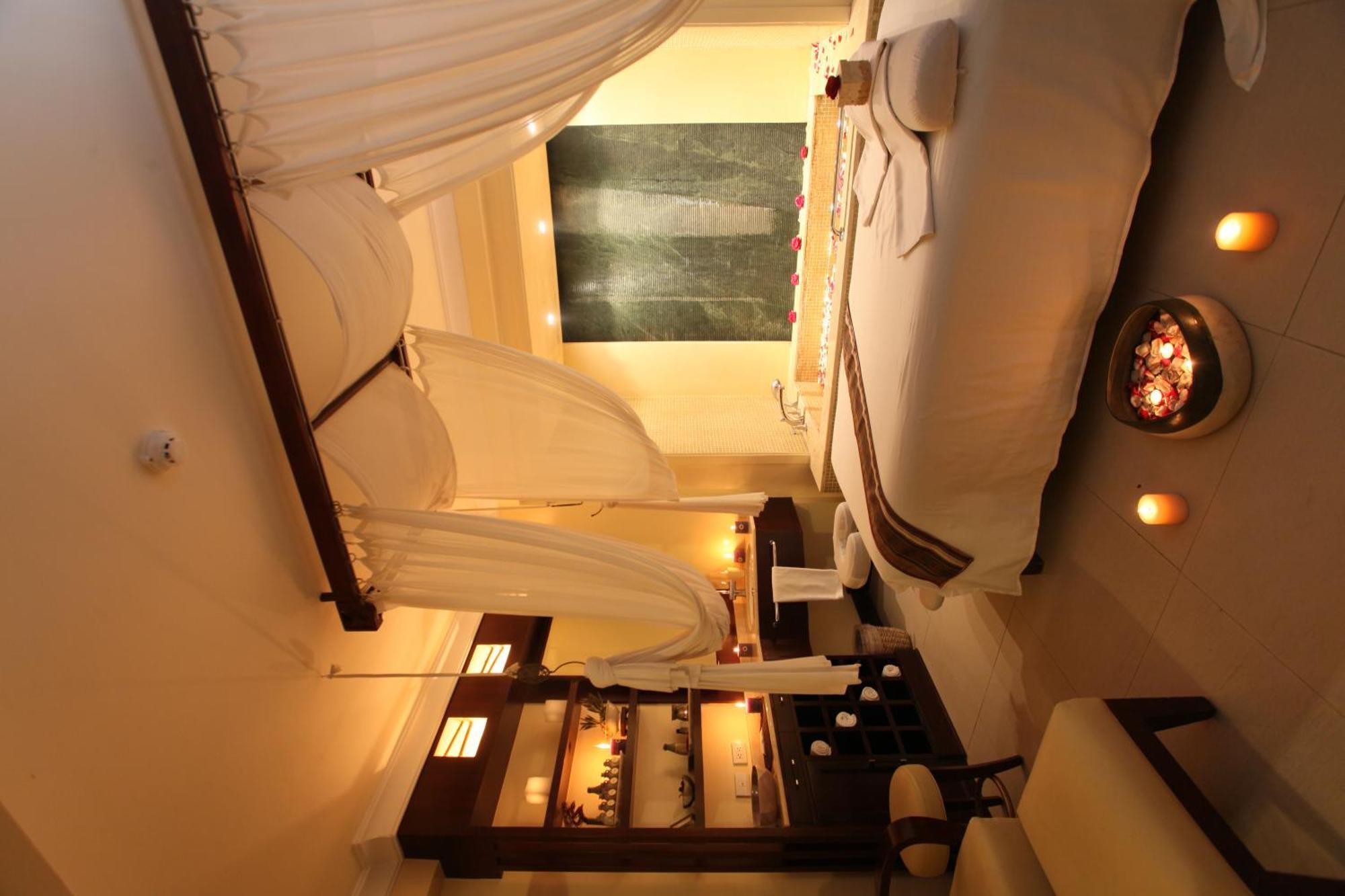 Taal Vista Hotel Tagaytay City Kültér fotó A room at the spa