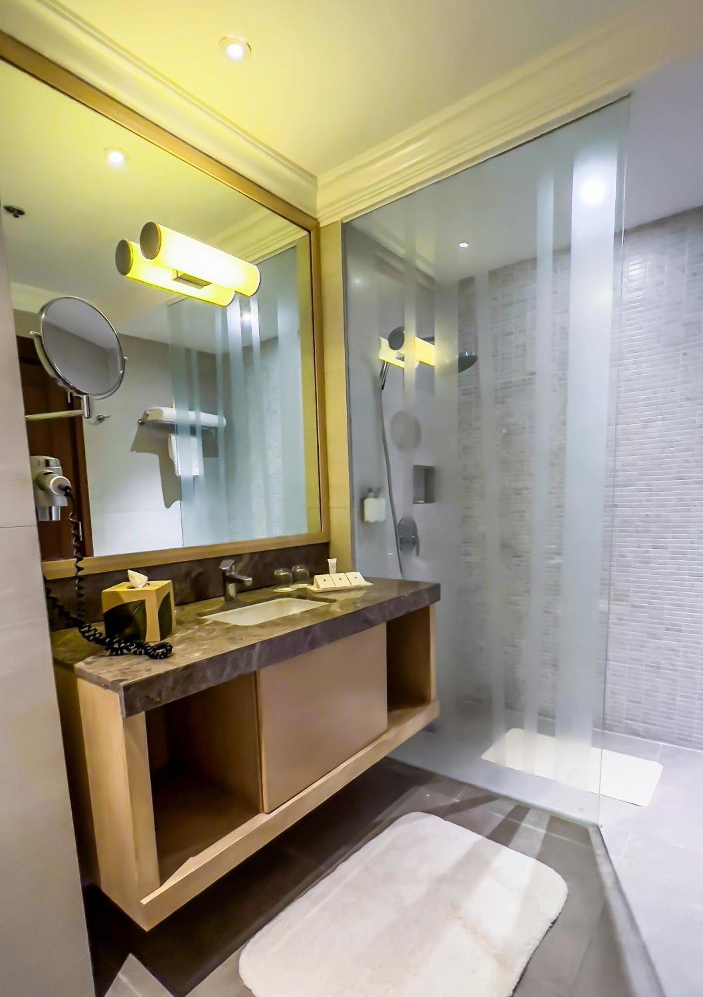 Taal Vista Hotel Tagaytay City Kültér fotó Bathroom