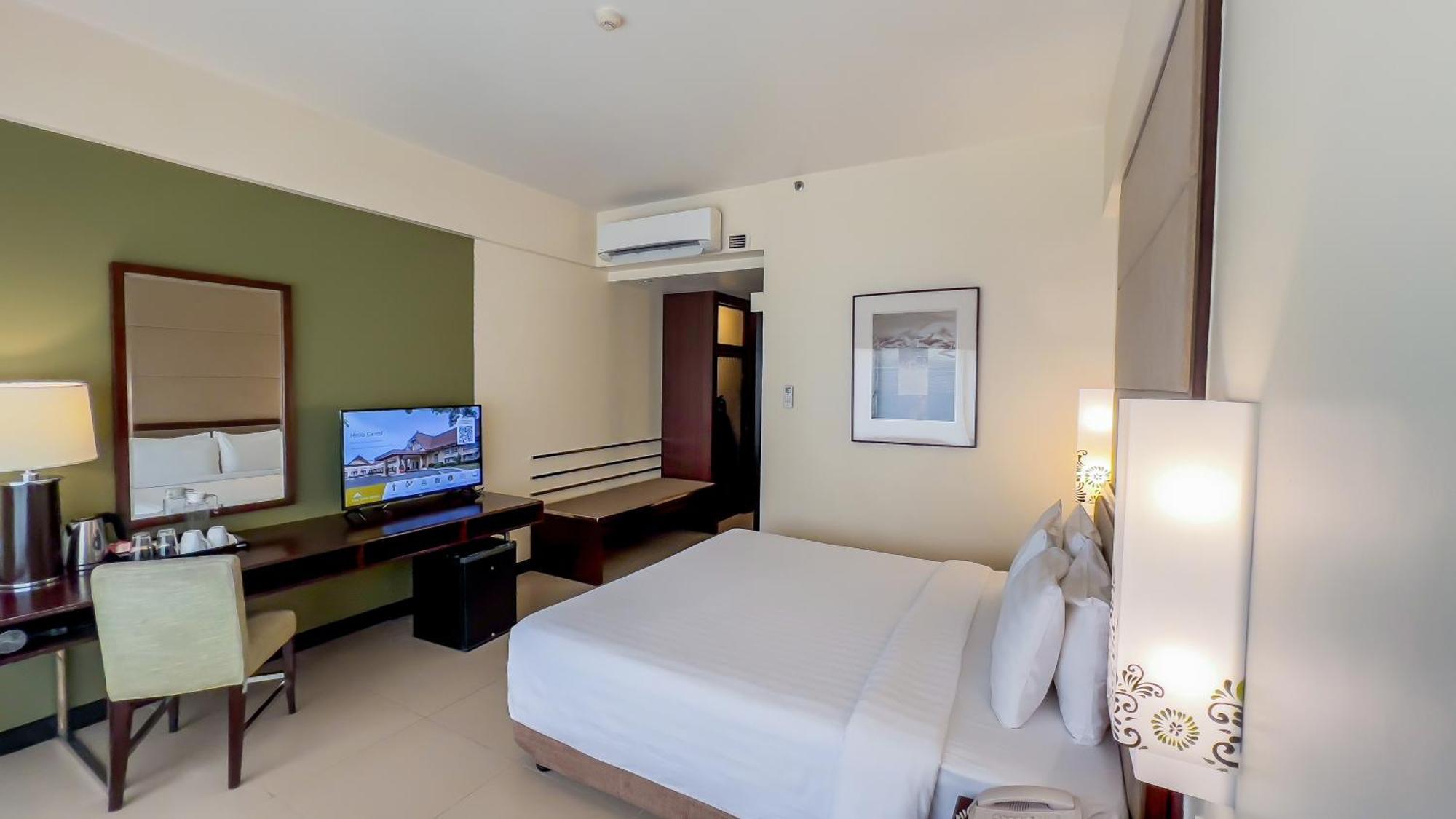 Taal Vista Hotel Tagaytay City Kültér fotó A room at the hotel