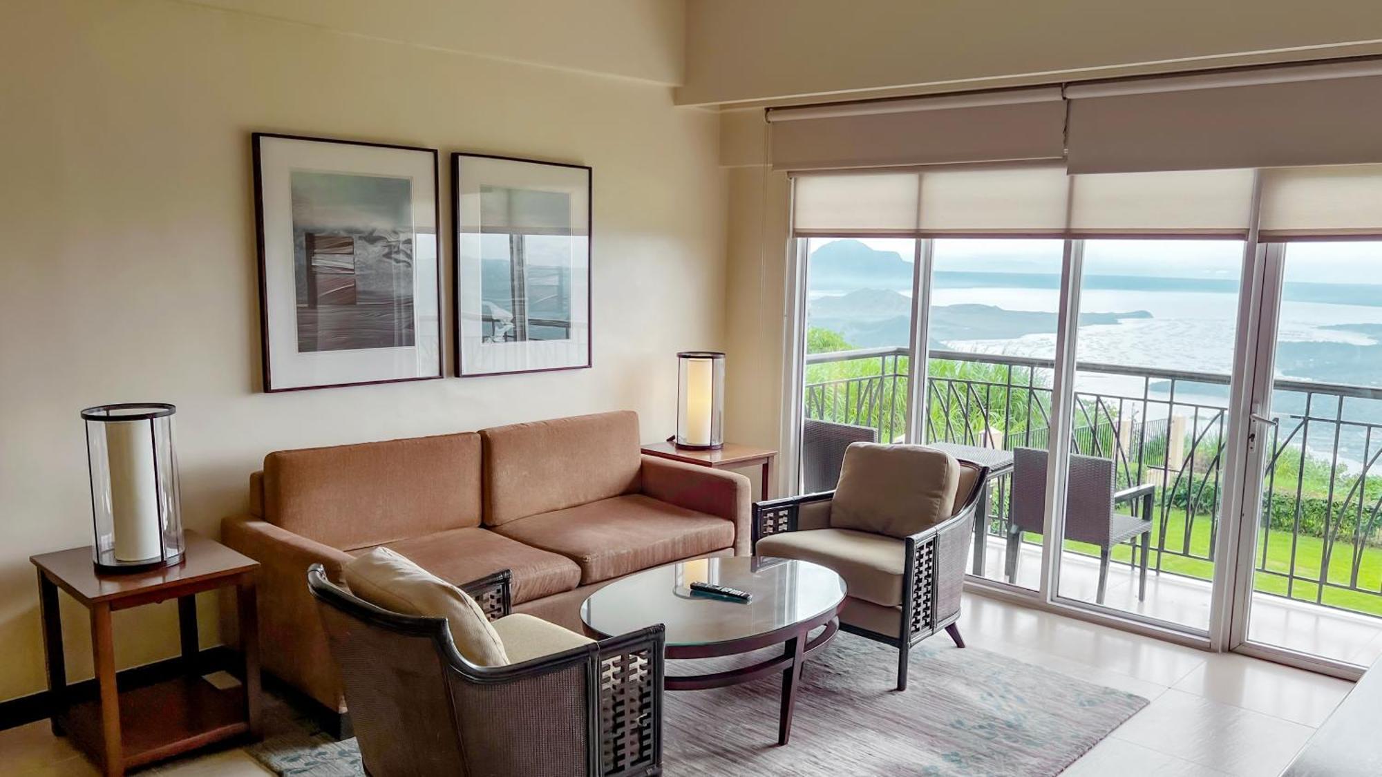 Taal Vista Hotel Tagaytay City Kültér fotó Living room