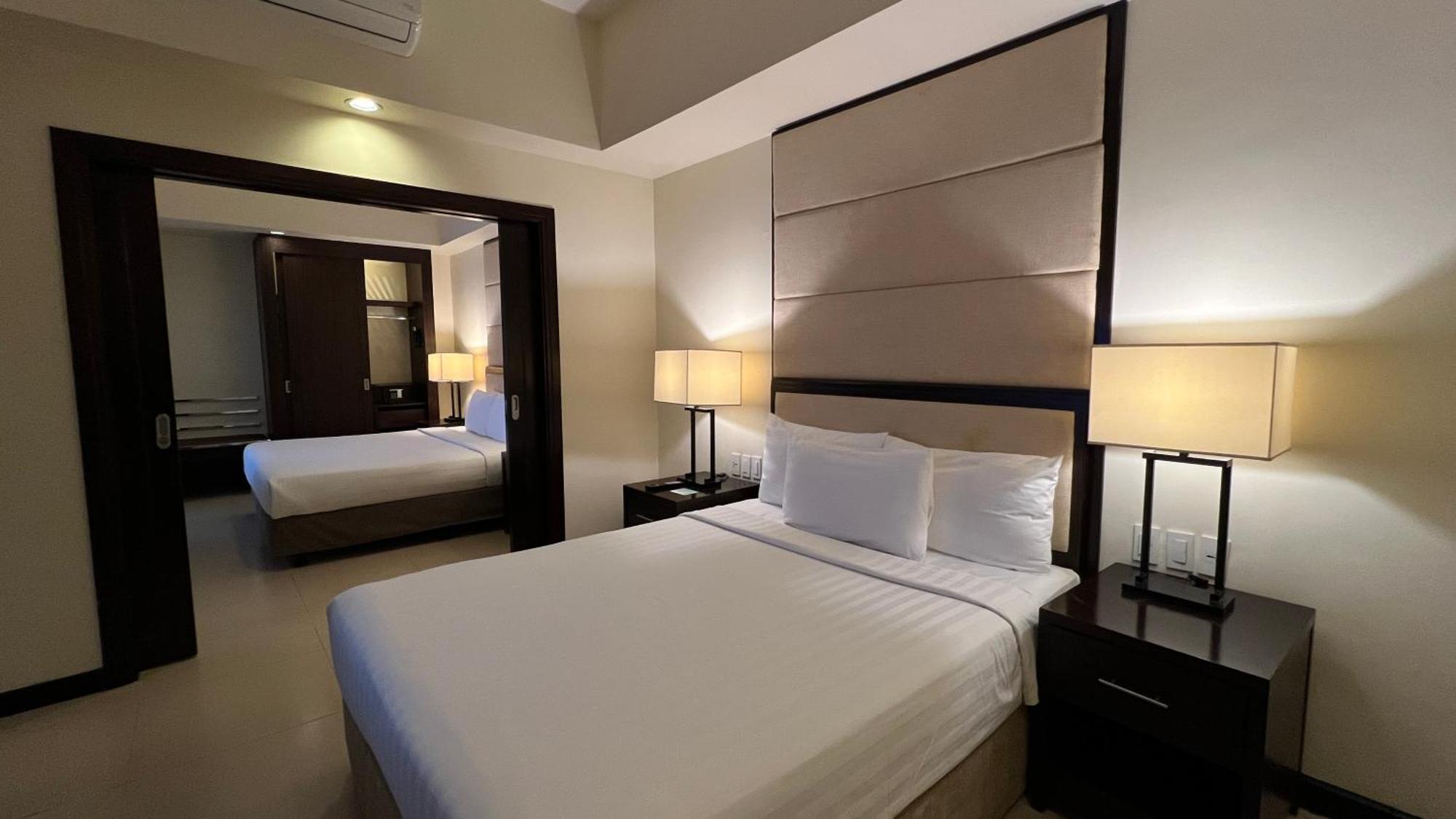 Taal Vista Hotel Tagaytay City Kültér fotó A bedroom at the hotel