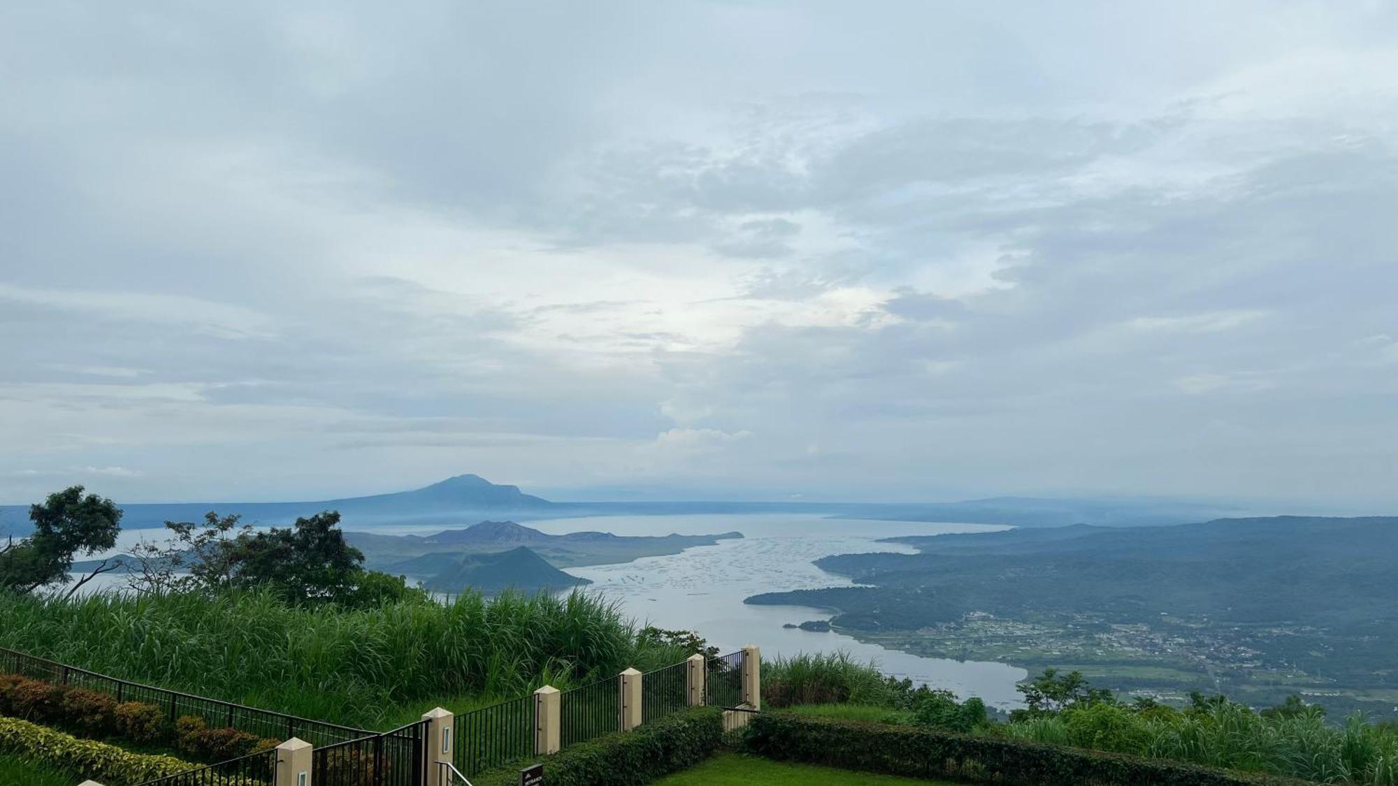 Taal Vista Hotel Tagaytay City Kültér fotó View of the lake from the resort