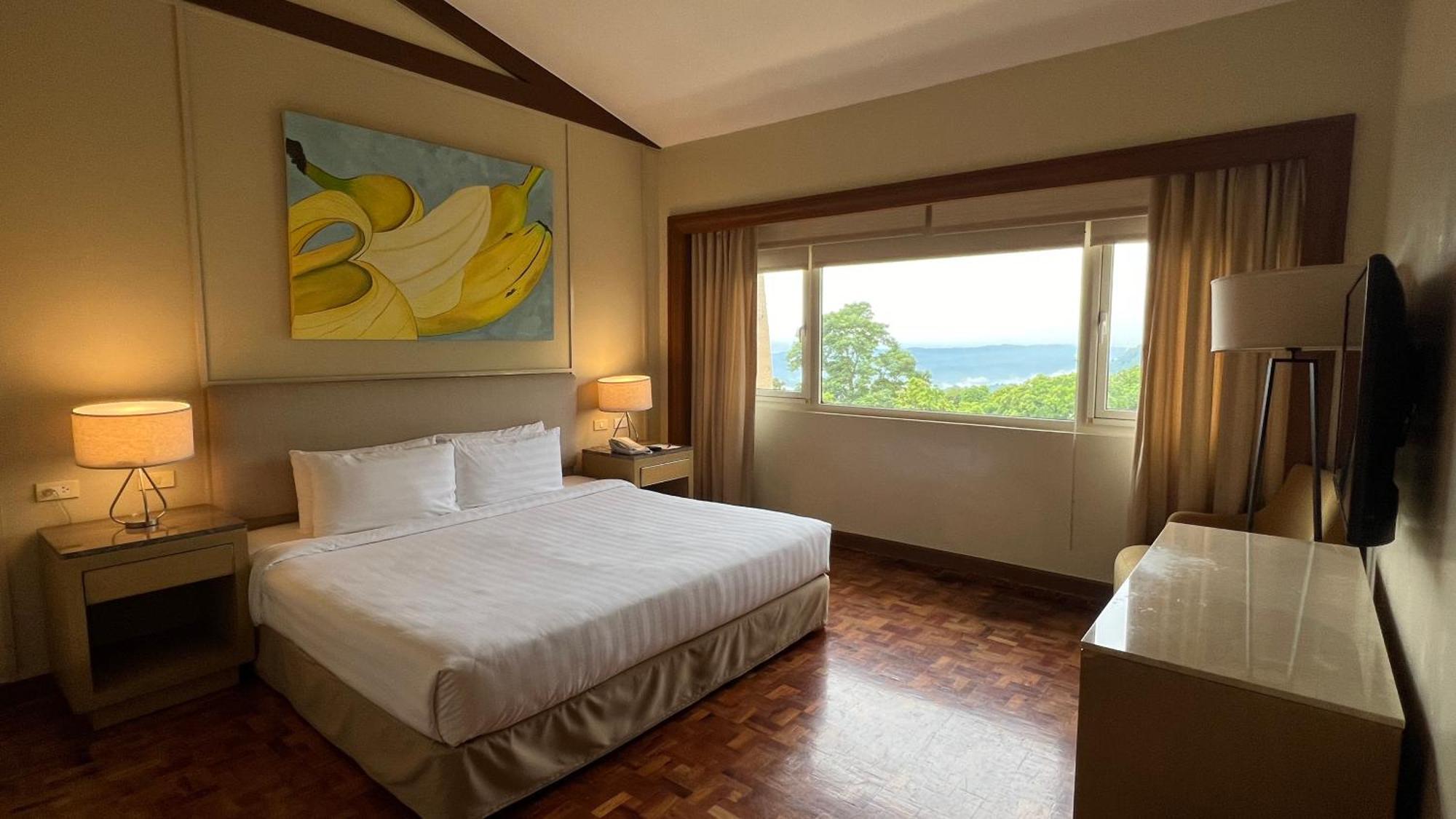 Taal Vista Hotel Tagaytay City Kültér fotó A bedroom at the Shangri-La Hotel, Kuala Lumpur