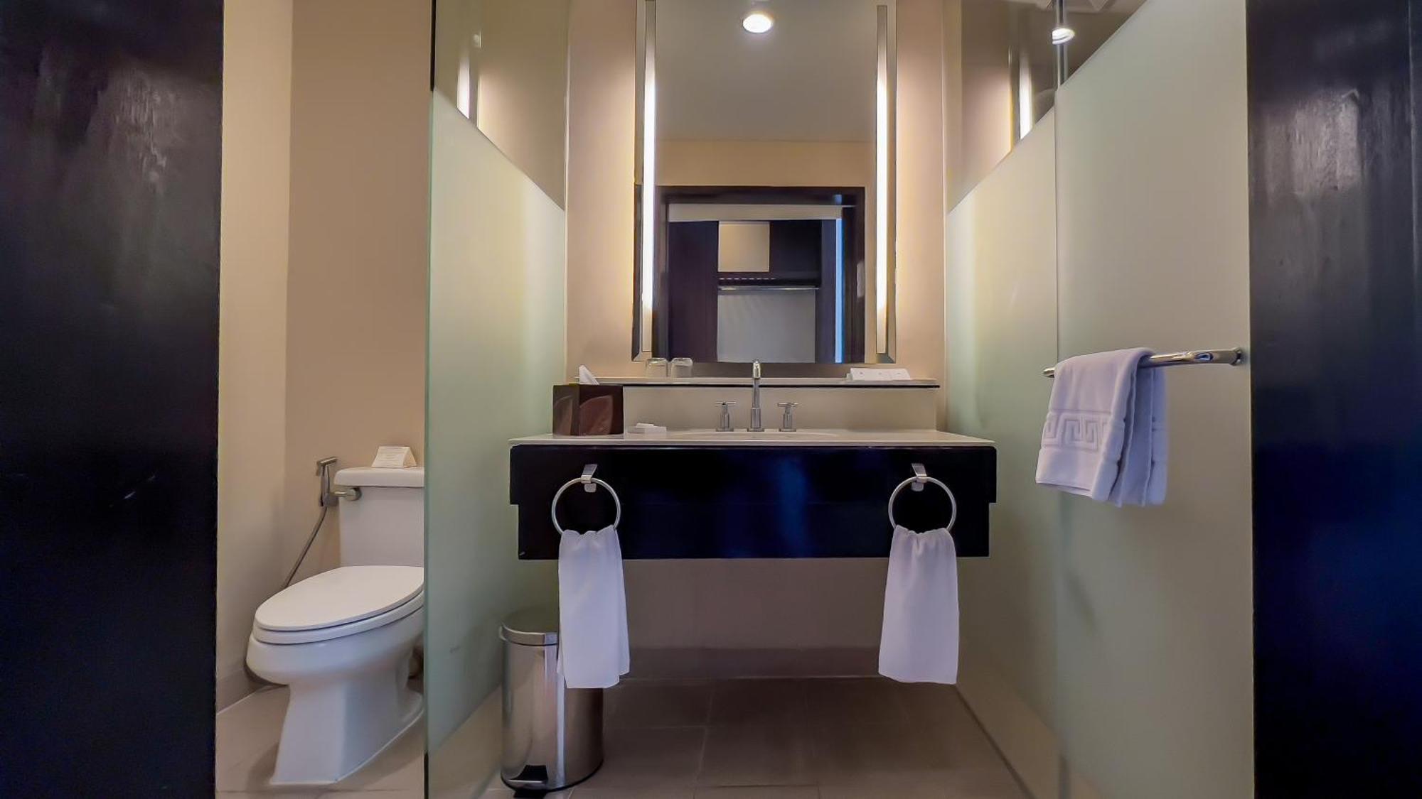 Taal Vista Hotel Tagaytay City Kültér fotó Bathroom in a hotel