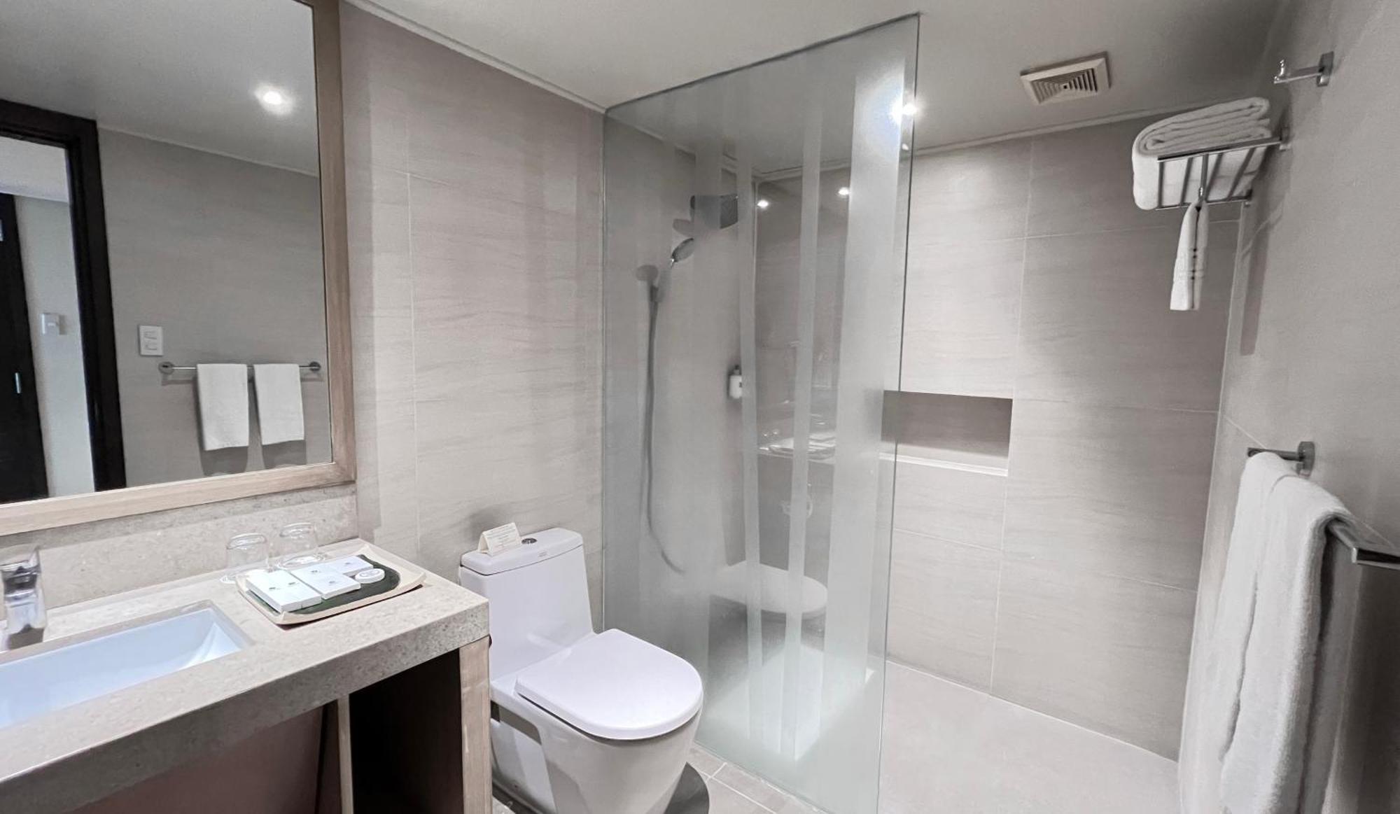 Taal Vista Hotel Tagaytay City Kültér fotó A shower cubicle