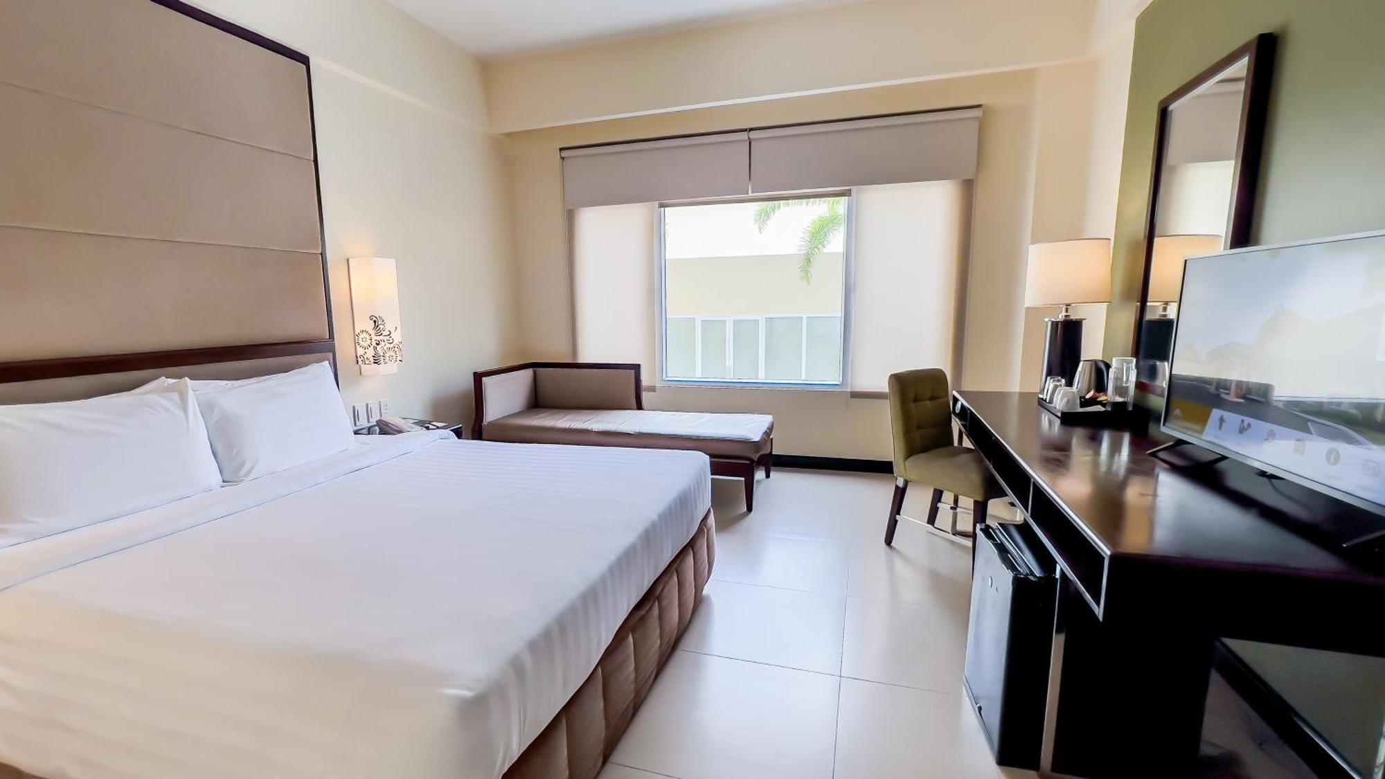 Taal Vista Hotel Tagaytay City Kültér fotó A room at the hotel