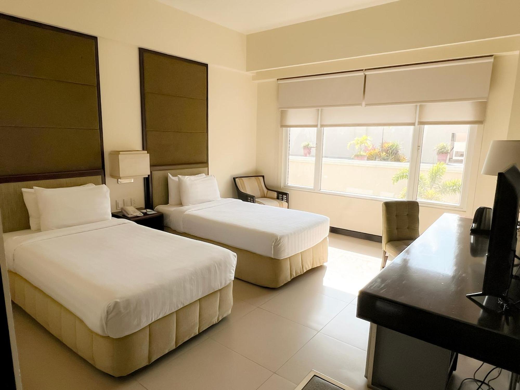 Taal Vista Hotel Tagaytay City Kültér fotó A room at the hotel