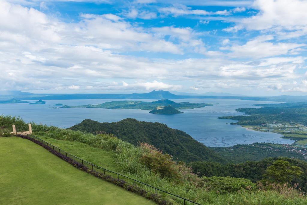 Taal Vista Hotel Tagaytay City Kültér fotó View of Taal Volcano from Tagaytay