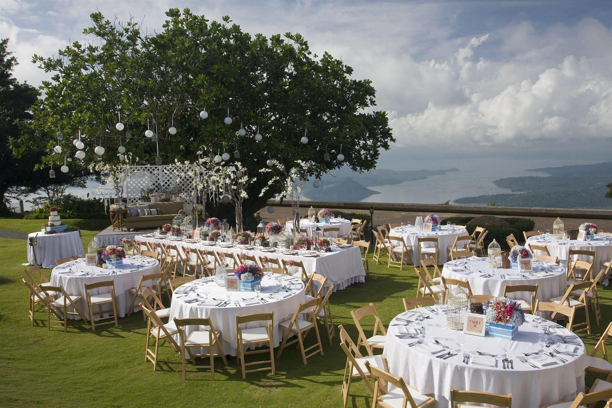 Taal Vista Hotel Tagaytay City Kültér fotó The lawn at the Shangri-La Hotel, Manila