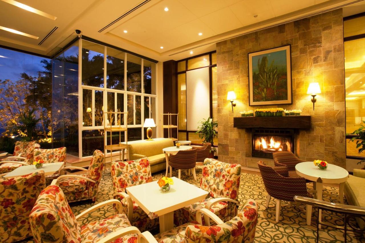Taal Vista Hotel Tagaytay City Kültér fotó The lobby